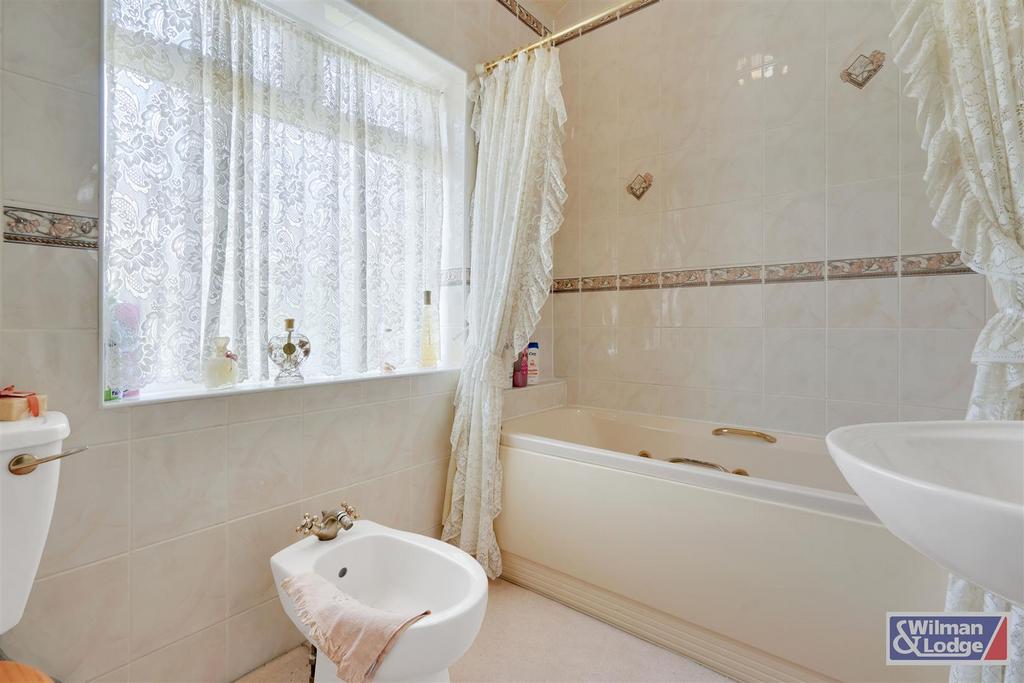 5 Bed Semi Detached property in Riddlesden
