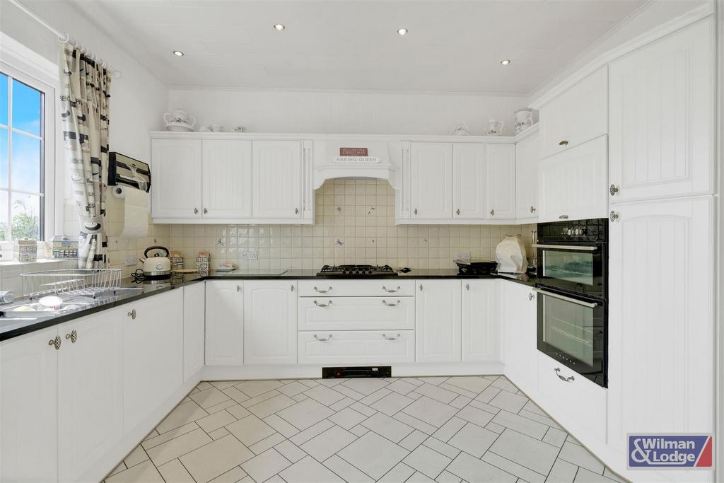 5 Bed Semi Detached property in Riddlesden