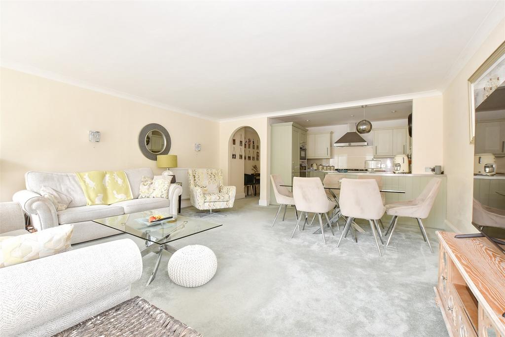 Lounge/Dining Area