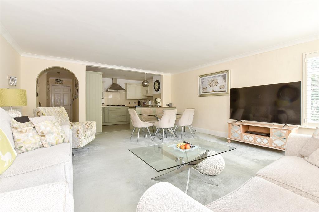 Lounge/Dining Area