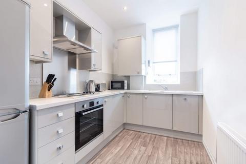 2 bedroom flat to rent, Roseangle, West End DD1