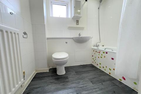 2 bedroom flat to rent, Romford, Essex, RM1
