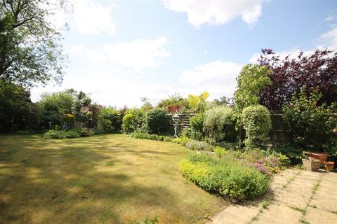 3 bedroom detached bungalow for sale, APPLETREE CLOSE, FETCHAM, KT22