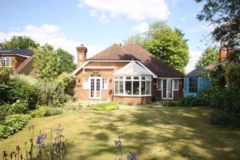 1 Appletree Close, Fetcham, Leatherhead, KT22 9PL