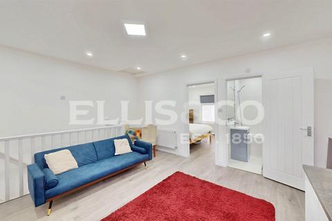 2 bedroom maisonette for sale, Victoria Road, Uxbridge, UB8