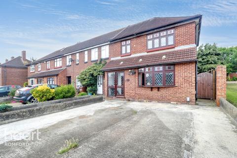 3 bedroom end of terrace house for sale, Legon Avenue, Romford, RM7 0UL
