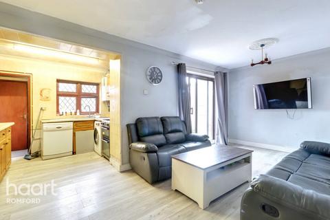 3 bedroom end of terrace house for sale, Legon Avenue, Romford, RM7 0UL