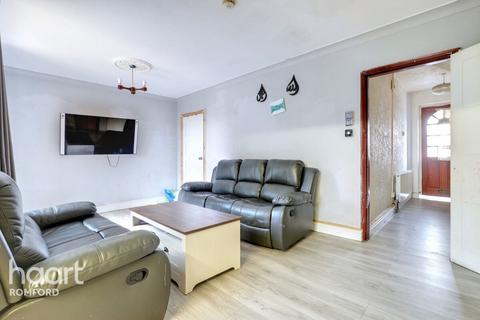 3 bedroom end of terrace house for sale, Legon Avenue, Romford, RM7 0UL