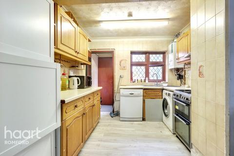 3 bedroom end of terrace house for sale, Legon Avenue, Romford, RM7 0UL