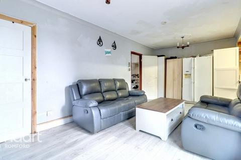 3 bedroom end of terrace house for sale, Legon Avenue, Romford, RM7 0UL