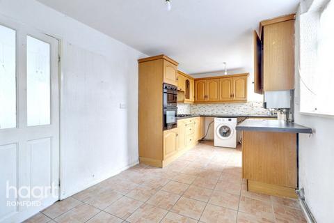 16 Chigwell View, Romford, RM5 2JH