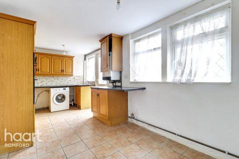 16 Chigwell View, Romford, RM5 2JH
