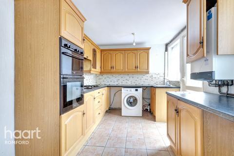 16 Chigwell View, Romford, RM5 2JH