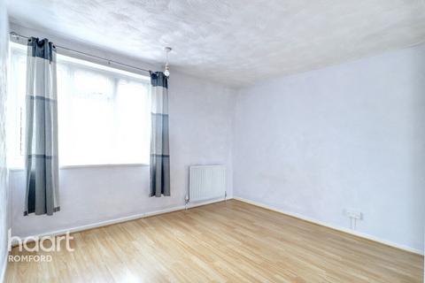 16 Chigwell View, Romford, RM5 2JH
