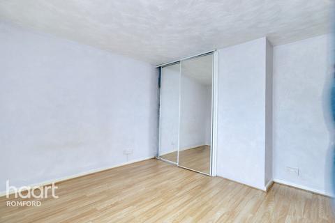 16 Chigwell View, Romford, RM5 2JH