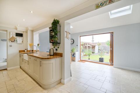 136 Park View, Crewkerne, TA18 8JJ