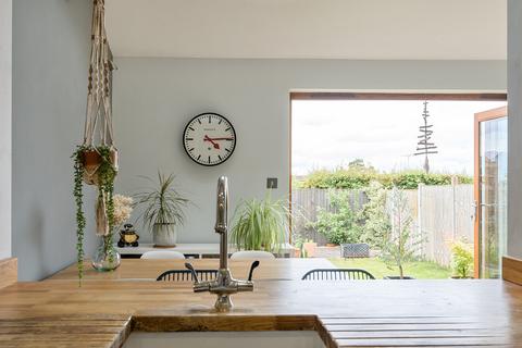 136 Park View, Crewkerne, TA18 8JJ