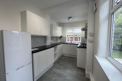 3 bedroom semi-detached house to rent, Gladstone Road, Altrincham