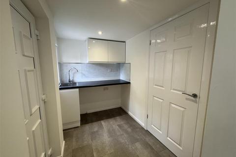 3 bedroom semi-detached house to rent, Gladstone Road, Altrincham