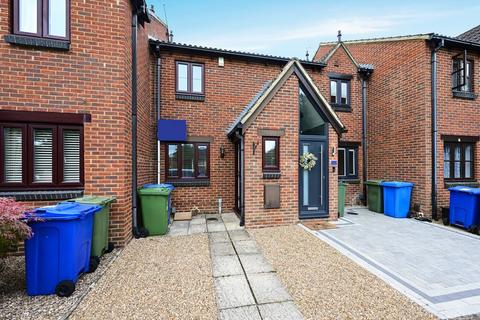 2 bedroom terraced house to rent, Warfield