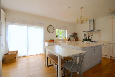 4 bedroom house to rent, Parham Drive, Ilford IG2