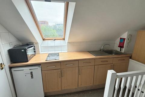 Studio to rent, The Grove, London N3