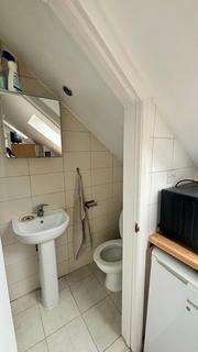 Studio to rent, The Grove, London N3