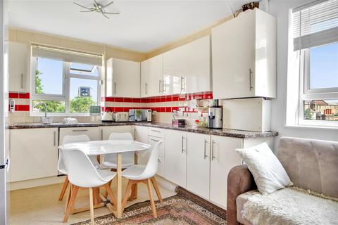 Queen Elizabeths Close, London, N16