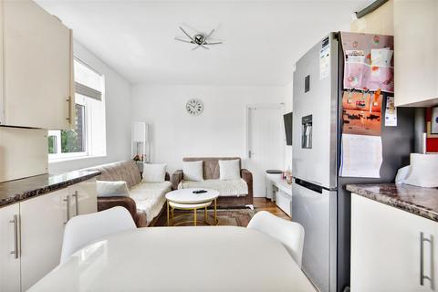 2 bedroom apartment for sale, Queen Elizabeths Close, London, N16