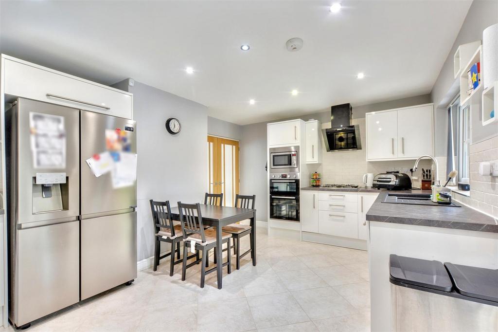 Kitchen 2.jpeg