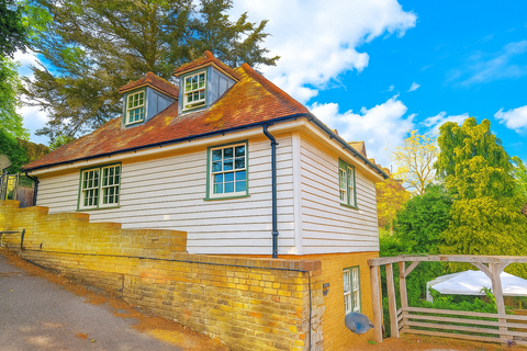 Moat Cottage, 7 Castle Hill, Rochester, ME1 1QQ