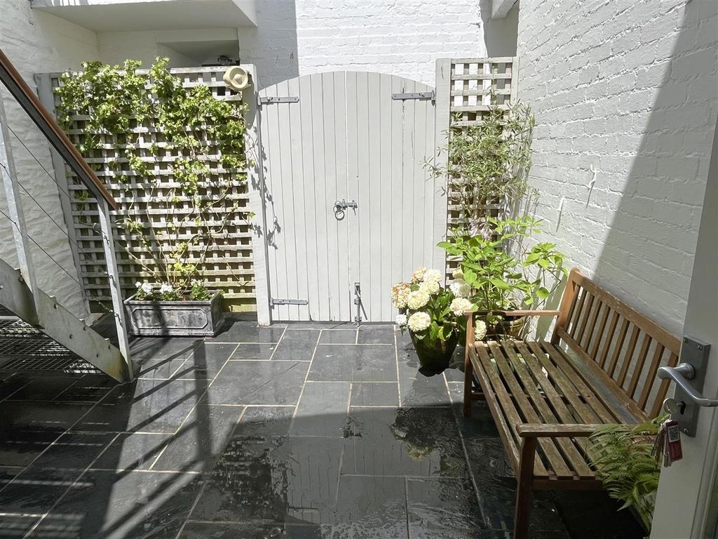 Courtyard 2.jpg