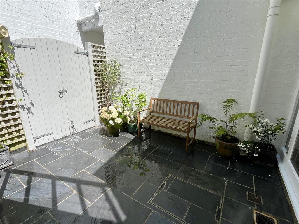 Courtyard 3.jpg