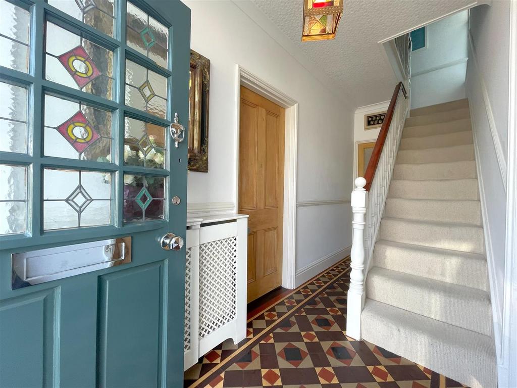 Entrance hall 2.jpg