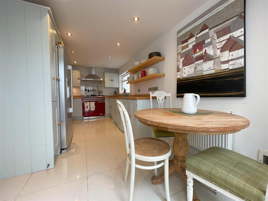 Kitchen 2.jpg