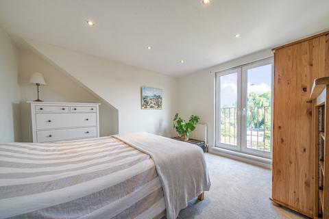 10 Oakway, London, SW20 9JE