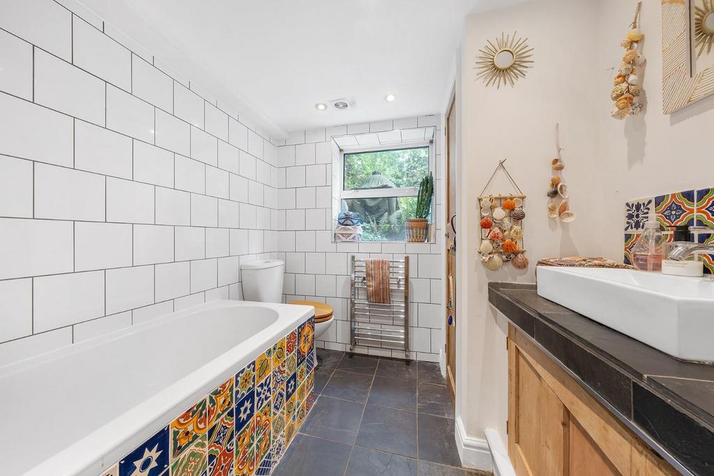 Bathroom 1.JPG