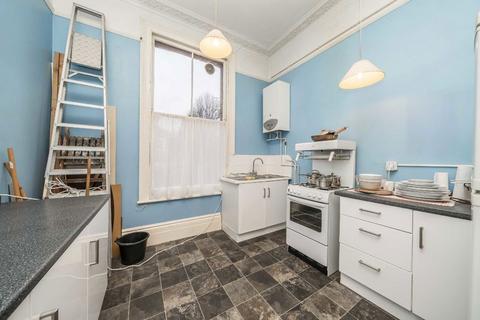 1 bedroom flat for sale, The Barons, St Margarets TW1