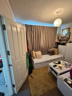 Studio to rent, Lichfield Grove, London N3