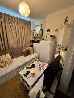 Studio to rent, Lichfield Grove, London N3