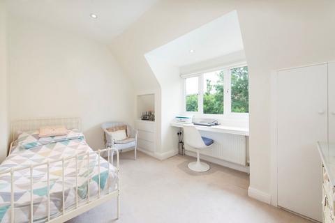 17 Valley Avenue, London, N12 9PG