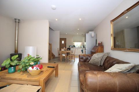 3 bedroom terraced house to rent, Darlington Road, Bath