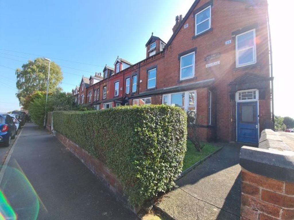 Well-maintained terraced house with a neatly tr...