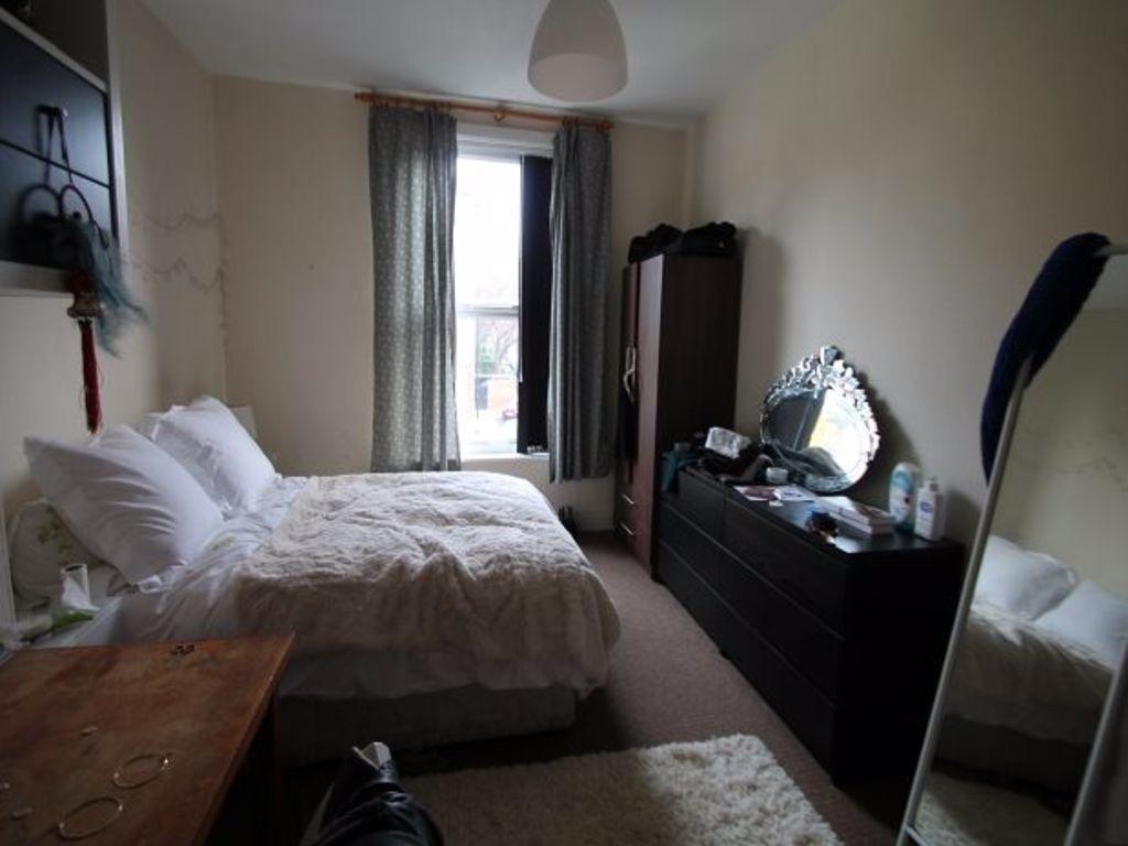 A spacious and well-lit double bedroom featurin...