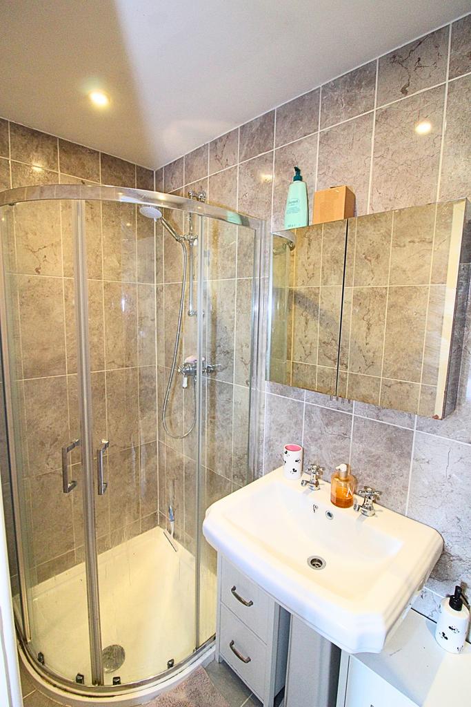 Ensuite to bedroom 2