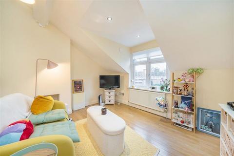 undefined, Latimer Road, Teddington TW11