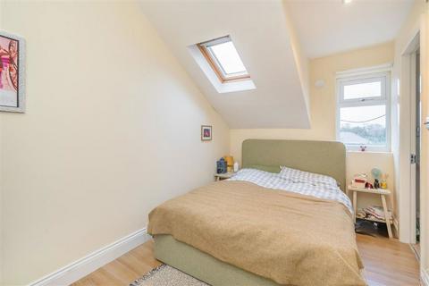 undefined, Latimer Road, Teddington TW11