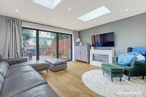 5 Pearcy Close, Harold Hill, Romford, RM3 8PW