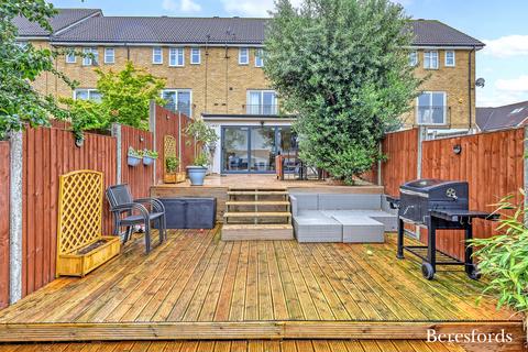 5 Pearcy Close, Harold Hill, Romford, RM3 8PW