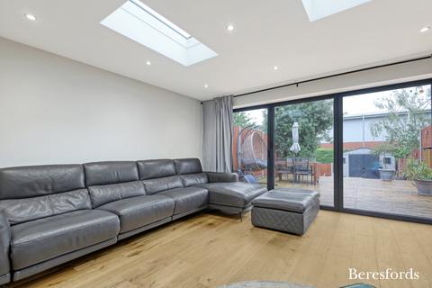 5 Pearcy Close, Harold Hill, Romford, RM3 8PW